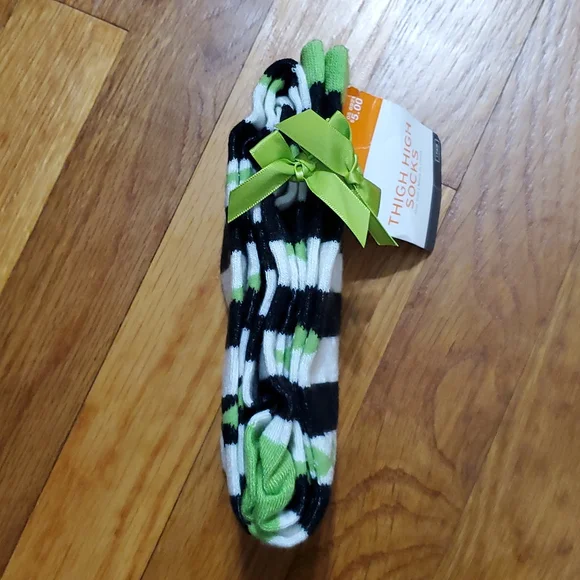 1 Pair of Stripped Thigh High Socks With Green Bows NWT - Picture 6 of 8
